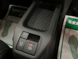 電動パーキングブレーキを採用。シフトレバーとアクセル操作でパーキングブレーキを操作が出来ます!