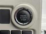 【プッシュスタート】スマートキーを持っているだけ、鍵を差し込むことなく、ボタンを押すだけでエンジン始動や停止を行うことができます。