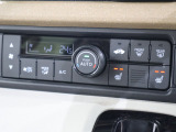 フルオートエアコンが装備されています!お好みの温度設定をするだけでエアコンの風量やモードの切り替えを自動でコントロールしてくれます!ユーザーの操作が少なく燃費走行にもつながります!