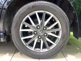【純正アルミホイール】外観にマッチした純正アルミホイールを装着しております。各種社外アルミホイールや、スタッドレスタイヤも取扱いしております。是非ご相談ください♪