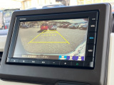 バックモニター装備。画面にて後方の確認が行えるので、バック駐車や車庫入れの際には重宝します。車の運転に慣れない方でも安心のガイドライン表示機能付。