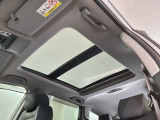 サンルーフが装備されています。外からの光を取り込めるので気持ちがいいですね。