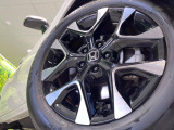 【純正18インチアルミホイール】外観にマッチした純正アルミホイールを装着しております。各種社外アルミホイールや、スタッドレスタイヤも取扱いしております。是非ご相談ください♪