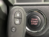 【キーレススタートシステム】カバンやポケットに入れたままでもドアの施錠・解錠が可能なスマートキーを装備。エンジンのオン・オフ時もカギを取り出す必要が無いからとっても便利です♪