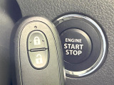 【キーレススタートシステム】カバンやポケットに入れたままでもドアの施錠・解錠が可能なスマートキーを装備。エンジンのオン・オフ時もカギを取り出す必要が無いからとっても便利です♪