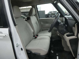 運転席シートには手動式のシートリフター機能が備わっています。