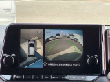 アラウンドビューモニターで、上空から見下ろしているような映像を表示します。ひと目で周囲の状況がわかるため安心です。