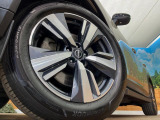 【純正アルミホイール】外観にマッチした純正アルミホイールを装着しております。各種社外アルミホイールや、スタッドレスタイヤも取扱いしております。是非ご相談ください♪