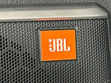 【JBLサウンドシステム】メーカーオプションの高品位サウンドシステムを搭載。専用のチューニングが施された大小様々なスピーカーから良質なサウンドが奏でられ、臨場感あふれる音響空間を演出します。