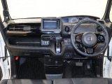 操作性に優れた運転席となります!小物入れや各ボタンの配置にこだわり、使いやすいです!座り心地もよく視認性も良好なのでロングドライブもお任せ下さい!