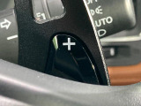 【パドルシフト】ハンドルから手を離さずに素早くシフトアップ&ダウンができるので、エンジンブレーキを使う下り坂や高速道路の合流で加速したい場面で役立ちます。