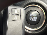 【キーレススタートシステム】カバンやポケットに入れたままでもドアの施錠・解錠が可能なスマートキーを装備。エンジンのオン・オフ時もカギを取り出す必要が無いからとっても便利です♪