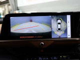 パノラミックビューモニター付きです。車両を上から見たような映像をディスプレイオーディオ画面に表示。運転席からの目視だけでは見にくい、車両周辺の状況をリアルタイムでしっかり確認できます。
