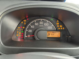 スピードメーターもシンプルで見やすいです。