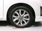 純正のアルミホイール装着車です。タイヤサイズは175/55R15です。