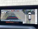 【パノラミックビューモニター】クルマを真上から見下ろした視点で駐車をサポートします!クルマの斜め後ろや真横など、いち早く障害物に気が付くことができます。