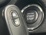 【キーレススタートシステム】カバンやポケットに入れたままでもドアの施錠・解錠が可能なスマートキーを装備。エンジンのオン・オフ時もカギを取り出す必要が無いからとっても便利です♪