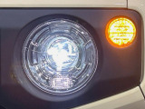 【LEDヘッドライト】悪天候や夜間走行時も良好な視界を確保し安心して運転できる高輝度LEDヘッドライトを装備!点灯速度が早く、消費電力も抑えられています。
