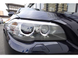 【LEDヘッドライト】先進のテクノロジーを採用し、照射される白色光の周波特性は太陽に近く、自然な明るさで夜道を明確に照らし出します。夜間はもちろん悪天候の日中でも優れた視認性を発揮し、安全性を高めます。