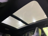 【大型サンルーフ】車内の解放感が一気に上がる大型のパノラマルーフ!季節を問わず開放的で快適なドライブをお楽しみいただけます。流通量も少なく希少価値の高い人気の装備です♪