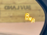 【ブラインドスポットモニター】走行中、ドアミラーの死角になりやすい箇所に後続車が接近するとサイドミラーのレンズに警告を表示!ドライバーに注意喚起をしてくれます。