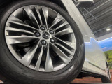 【純正18インチアルミホイール】外観にマッチした純正アルミホイールを装着しております。各種社外アルミホイールや、スタッドレスタイヤも取扱いしております。是非ご相談ください♪
