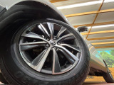 【純正18インチアルミホイール】外観にマッチした純正アルミホイールを装着しております。各種社外アルミホイールや、スタッドレスタイヤも取扱いしております。是非ご相談ください♪
