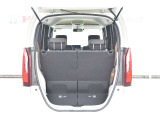 簡単に収納できる後部座席!大空間が出現します!シートアレンジが多彩な点も特徴です!レジャー用品も積み込めます!