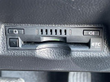 【ETC】有料道路を利用する際に料金所で停止することなく通過できる、ETC車載器(ノンストップ自動料金収受システム機器)が装備されています。セットアップを行うことで利用可能になります。