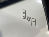 【ブラインドスポットモニター】走行中、ドアミラーの死角になりやすい箇所に後続車が接近するとサイドミラーのレンズに警告を表示!ドライバーに注意喚起をしてくれます。