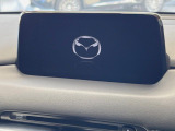 【マツダコネクト】車内の雰囲気にマッチした一体型タイプのディスプレイ。各種車輌設定やBluetooth再生等、様々な機能が楽しめます。専用SDカードのご購入で、ナビ機能も使用出来ます。