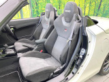 【専用スポーツシート】ホールド性に優れ、カーブ時の体が流れを抑制してくれます。また、体にフィットするから腰や背中が疲れにくく、ロングドライブや高速走行でも快適にお過ごしいただけます♪