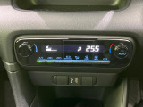 【オートエアコン】一度お好みの温度に設定すれば、車内の温度を検知し風量や温度を自動で調整。暑い&hellip;寒い&hellip;と何度もスイッチ操作をする必要はありません。快適な車内空間には必須の機能ですね♪