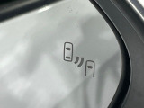 【ブラインドスポットモニター】走行中、ドアミラーの死角になりやすい箇所に後続車が接近するとサイドミラーのレンズに警告を表示!ドライバーに注意喚起をしてくれます。