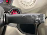 【オートライト】周りの明るさに応じて自動でヘッドライトの点灯・消灯ができる機能です!ライトの付け忘れ・消し忘れなどが無くなり、雨の日や夕方の走行も安心!トンネル通過時も便利ですね♪