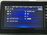 HDMI接続スマホミラーリング機能は、スマートフォンの画面をナビディスプレイに映し出します。YouTubeなどのアプリやナビゲーションを大画面で確認可能。家族みんなで楽しいドライブができますね♪