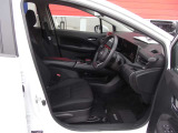 試乗車として使用していた車両で、内装の状態も良好です(*^^)v ヒーター付ステアリングは本革巻。寒冷地仕様で、前席ヒーター付シート、ドアミラーもヒーター付きです(*^^)v