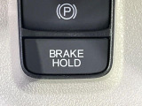 【オートブレーキホールド】信号待ちや渋滞で停車時にブレーキから足を離しても、停止状態を保持してくれます。前進するときはアクセルを踏めば自動で解除されるので安心♪街乗り運転が楽になります♪