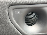 【JBLサウンドシステム】臨場感あふれるクリアな音質と迫力のある低音で、走行中でもライブ感覚のサウンドを実現♪車内のどの席でも高音質を楽しめます!