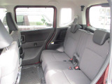リヤシートも全車消毒済み。天井も高く快適空間で足元も広々。左右のシートが別々に動くのでアレンジ色々♪