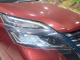 【LEDヘッドライト】悪天候や夜間走行時も良好な視界を確保し安心して運転できる高輝度LEDヘッドライトを装備!点灯速度が早く、消費電力も抑えられています。
