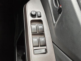 【電動格納ミラー】運転席のスイッチで、ドアミラーの開閉や角度の調整ができます。