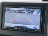 【バックカメラ】駐車時に後方がリアルタイム映像で確認できます。大型商業施設や立体駐車場での駐車時や、夜間のバック時に大活躍!運転スキルに関わらず、今や必須となった装備のひとつです!