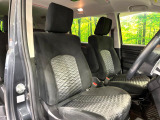 運転席まわりには十分なスペースがあり、大柄な方でもゆったり運転していただける環境です。