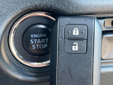 【キーレススタートシステム】カバンやポケットに入れたままでもドアの施錠・解錠が可能なスマートキーを装備。エンジンのオン・オフ時もカギを取り出す必要が無いからとっても便利です♪
