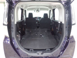 セカンドシートを倒すとさらに広々のラゲッジスペース