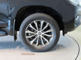 純正のアルミホイール装着車です。タイヤサイズは265/55R19です。