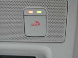 急病時や危険を感じた時、SOSコールスイッチを押すと専門のオペレータに繋がって、警察や消防への連携をサポートしてくれます。また、万が一の事故発生時には、エアバッグ展開と連動して自動通報します。