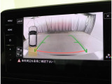 ★ギアをリバースに入れることで後方車両、ガイドラインが表示され安全確認のサポートをします★