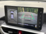 【全周囲カメラ】専用のカメラにより、上から見下ろしたような視点で360度クルマの周囲を確認することができます☆死角部分も確認しやすく、狭い場所での切り返しや駐車もスムーズに行えます。